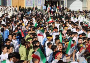 همخوانی سرود سلام فرمانده توسط دانش آموزان بافقی به روایت تصویر