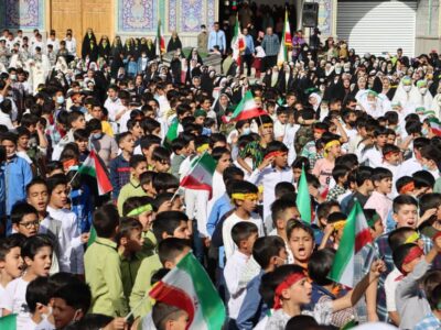همخوانی سرود سلام فرمانده توسط دانش آموزان بافقی به روایت تصویر